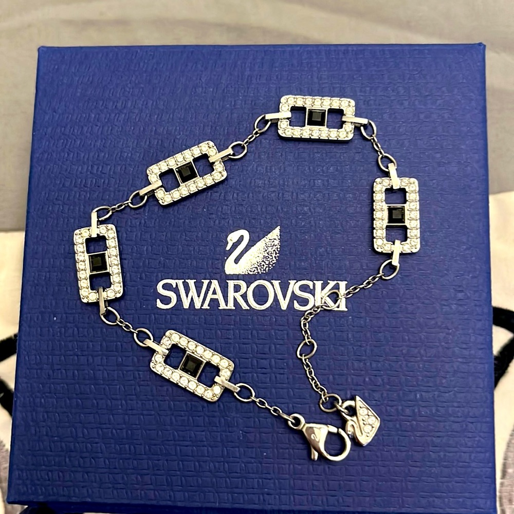 NWOT SWAROVSKI BRACELET 🔥🔥🤩🤩🔥